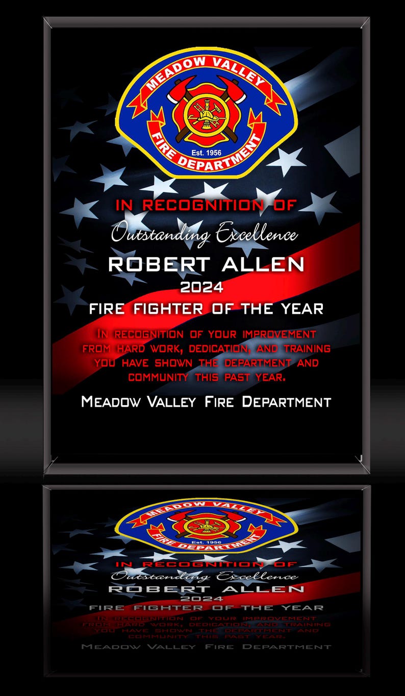 K&ouml;nnte beinhalten: Eine gerahmte Auszeichnung f&uuml;r Robert Allen, Feuerwehrmann des Jahres 2024, von der Meadow Valley Feuerwehr. Die Auszeichnung zeigt das Emblem der Abteilung, Text auf dem Hintergrund der amerikanischen Flagge und einen roten Streifen.