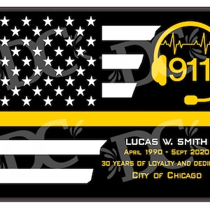 Könnte beinhalten: Eine schwarz-gelbe amerikanische Flagge mit einem dünnen gelben Streifen in der Mitte. Die Flagge hat ein gelbes 911-Symbol mit einem Headset und einer Herzschlaggrafik. Der Text darunter lautet "LUCAS W. SMITH APRIL 1990 - SEPT 2020 30 JAHRE TREUE UND HINGABE STADT CHICAGO".