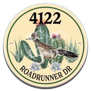 Peut inclure: Une pancarte ronde de couleur crème avec une bordure verte représente un coureur des routes debout devant un cactus. La pancarte comprend également le numéro de la maison "4122" et le nom de la rue "Roadrunner Dr."