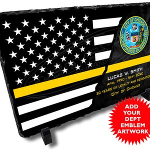 Puede incluir: Bandera estadounidense en blanco y negro con una franja amarilla en el medio. La bandera está en una placa de pizarra negra con un soporte. La placa tiene el texto "City of Chicago" y "Lucas W. Smith" con fechas. Un estallido de estrella roja con el texto "Agregar su emblema de departamento Artwork" está en la esquina inferior derecha.