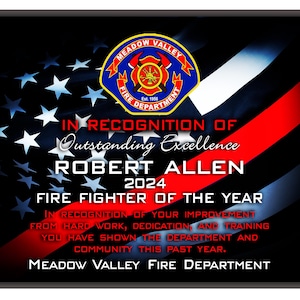 K&ouml;nnte beinhalten: Gerahmte Plakette mit schwarzem Rand, mit einem Design der amerikanischen Flagge und einem roten Streifen. Der Text lautet "IN ANERKENNUNG AUSSERGEW&Ouml;HNLICHER EXZELLENZ ROBERT ALLEN 2024 FEUERWEHRMANN DES JAHRES". Das Logo der Meadow Valley Feuerwehr befindet sich oben.