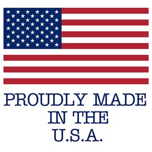 K&ouml;nnte beinhalten: Die amerikanische Flagge mit roten und wei&szlig;en Streifen und einem blauen Feld mit wei&szlig;en Sternen. Darunter steht der Text "PROUDLY MADE IN THE U.S.A." in Marineblau.