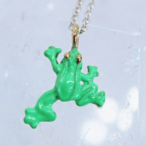 Bronzen kikkerhanger, geëmailleerde kikkerhanger, minimalistische kikkerhanger