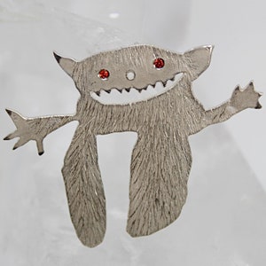 モンスターのシルバーブローチ、子供の絵のブローチ、モンスターのペンダント、サファイアのブローチ