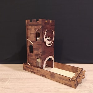 Può includere: Un vassoio per lanciare i dadi in legno a forma di torre con un design a drago sul davanti. Il vassoio ha una fessura per far uscire i dadi dalla torre.