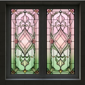 Könnte beinhalten: Ein Buntglasfenster mit floralem Design. Das Fenster zeigt rosa, grüne und gelbe Farbtöne mit einem symmetrischen Muster aus Blumen und geometrischen Formen. Das Fenster ist in zwei Paneele unterteilt und von einem grauen Rahmen umgeben.