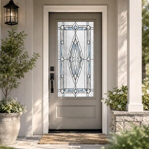 Puede incluir: Una puerta exterior de color gris claro con un inserto de vidrio rectangular alto que presenta un patrón decorativo de diamantes. La puerta incluye un juego de manija negra y cerradura, enmarcada en blanco sobre una pared neutra.