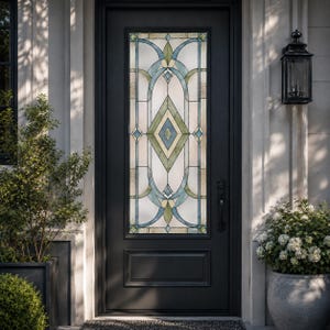 Puede incluir: Una puerta exterior de color negro mate con un inserto de ventana de vidrio tintado alto y rectangular. El vidrio muestra un patrón geométrico con paneles transparentes, azul claro y verde salvia en formas de diamante y curvas.