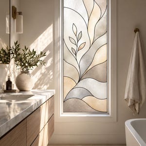 Puede incluir: Una ventana alta y rectangular con una película de vidrio que presenta un diseño abstracto y fluido de formas orgánicas similares a hojas en tonos apagados de beige, crema y gris, separadas por líneas oscuras que crean un patrón decorativo.