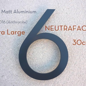 NEUTRAFACE Extra Große Aluminium Hausnummer - 30 cm Höhe Moderne Deutsche Schrift -Hausnummer aus anthrazit grau Aluminium