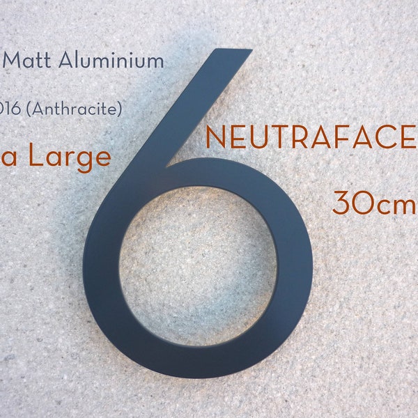 NEUTRAFACE Extra große Aluminium-Hausnummer – 30 cm Höhe. Moderne deutsche Schriftart – Hausnummer Anthrazit – Grau