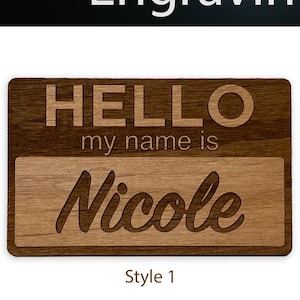 Personalisiertes Namensschild aus Holz mit Lasergravur und Magnet- oder Pin-Verschluss