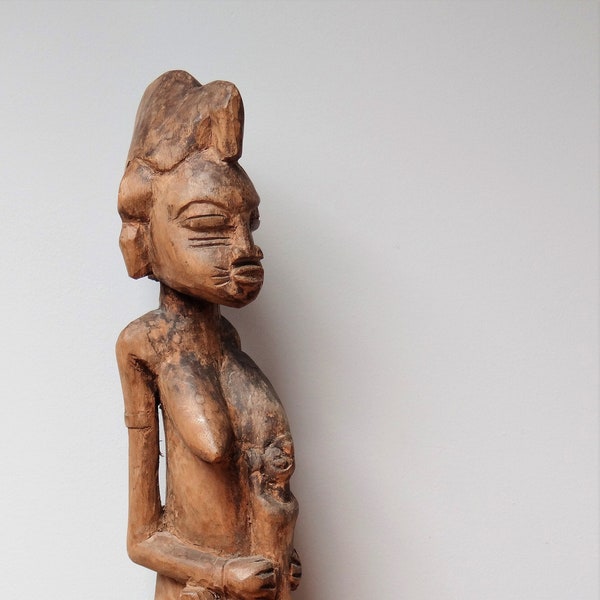 Statue africaine vintage en bois sculpté, Afrique de l’Ouest, mère et enfant, mère allaitante, sculpture art et artisanat, personnage assis