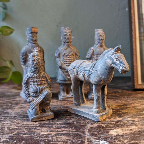 Figurines vintage de statue d'armée en terre cuite
