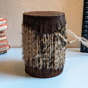 Afrikanische Vintage Fell Rasseltrommel