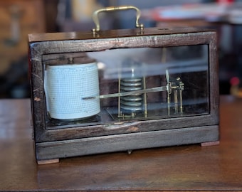 Barógrafo antiguo en funcionamiento en caja de madera acristalada - Instrumento científico - 31 x 19,5 x 16 cm