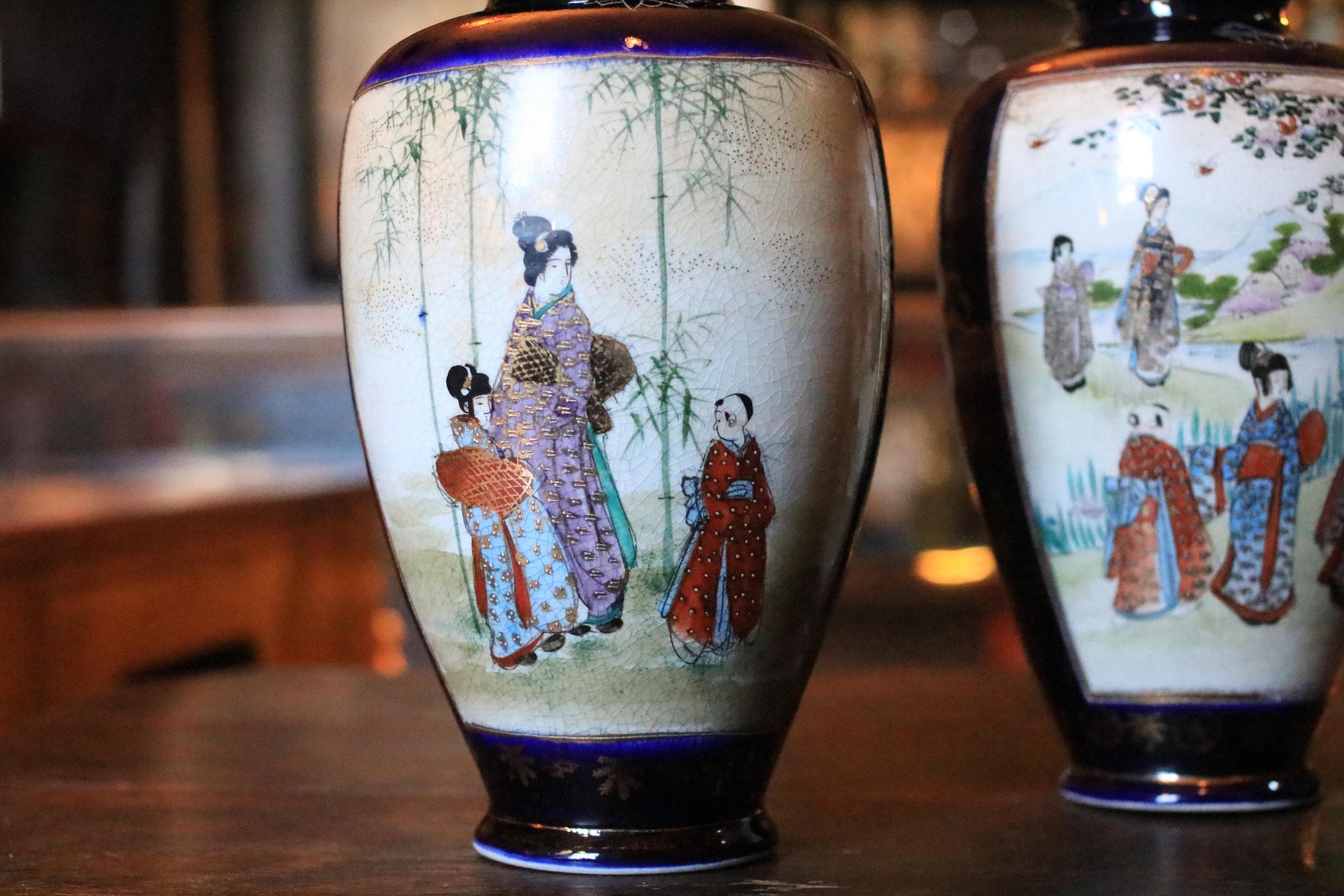 20世紀初頭の日本製手描き薩摩焼花瓶（芸者と子供達）コバルトと金箔の