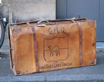 Baúl antiguo con marco de madera