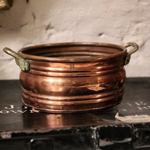 Vintage geribbelde koperen en messing kookpot