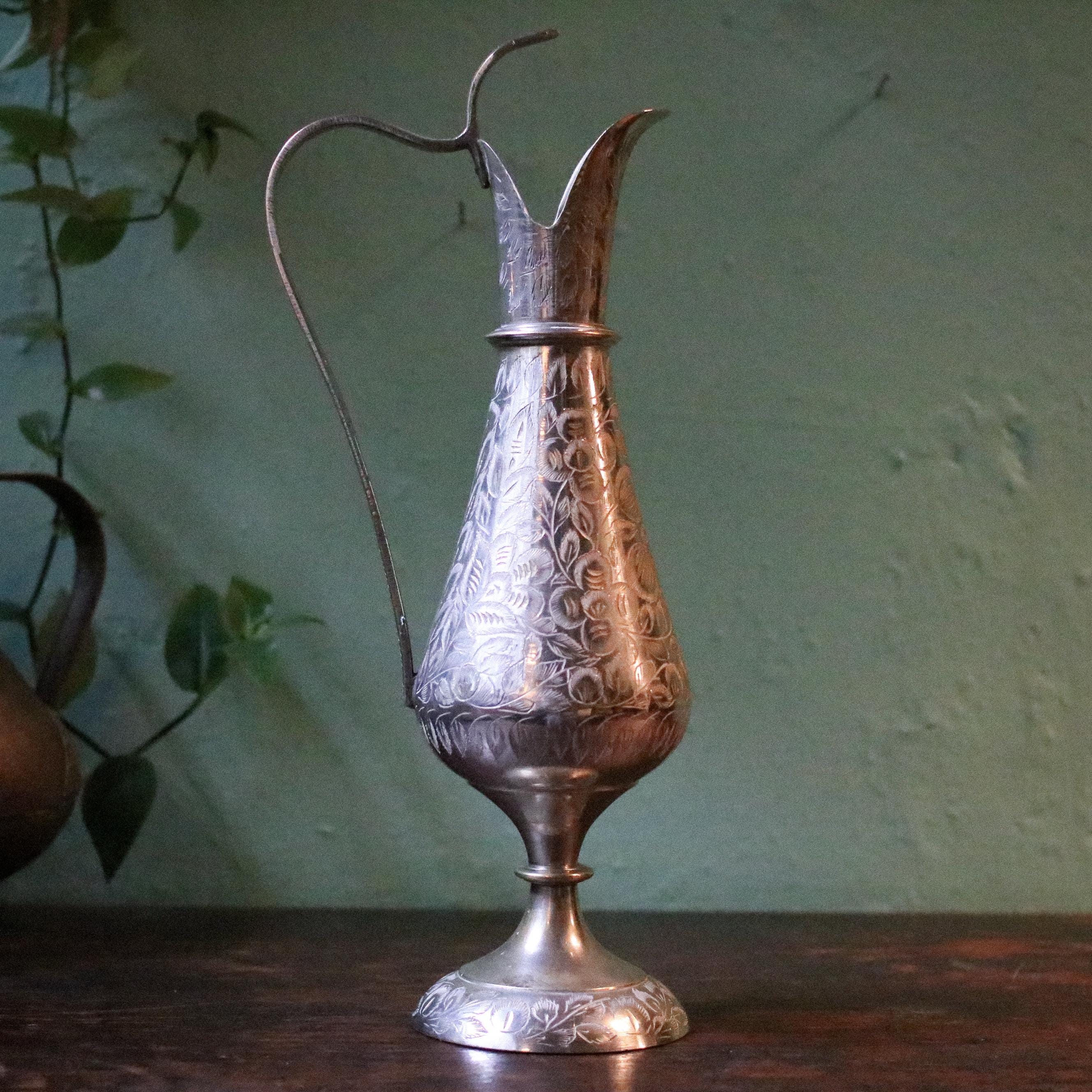 ヴィンテージインド彫刻真鍮水差し、ロングハンドル付き ヴィンテージインド彫刻真鍮水差し、ロングハンドル付き
