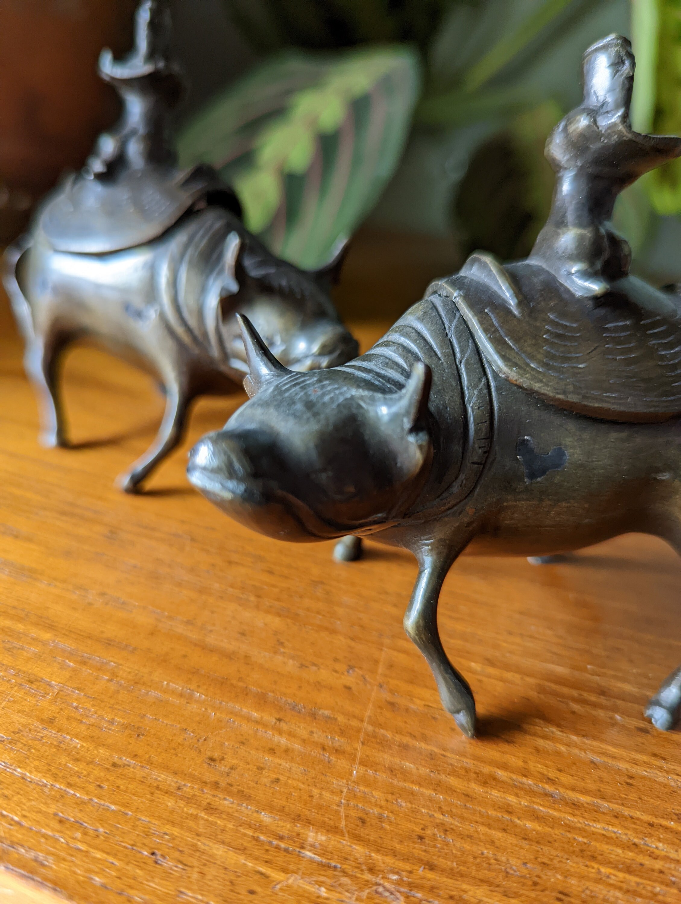 19 世紀中国の青銅製牛香炉 2 個 - Etsy 日本