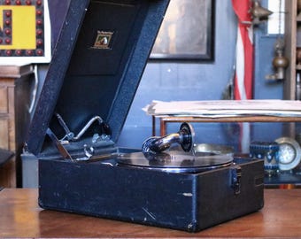 Gramofon przenośny His Master’s Voice – czarne etui – działający – gramofon nakręcany HMV – 41 cm