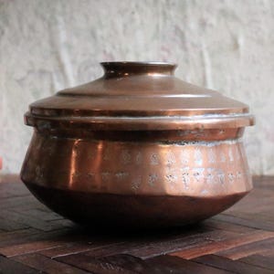 Antik handgraverad kopparkruka med lock och tennbehandlad insida, indiskt folkhantverk - 20 cm i diameter