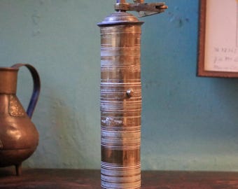 Antike osmanische türkische Messingpfeffermühle, handgravierte Gewürzmühle mit Kurbelgriff, 24 cm 9,45 Zoll