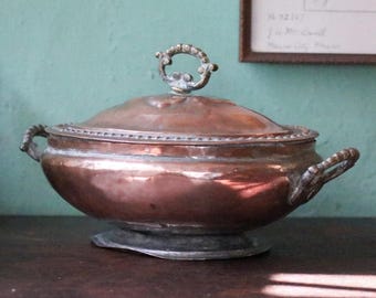 Fuente de servir antigua de cobre con tapa – Sopera de metal martillado a mano con dos asas – 28 x 16 x 15 cm / 11” x 6,3” x 5,9”