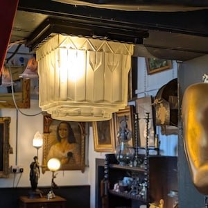 Art-deco matglazen plafondlamp jaren 1920 – Geometrische lampenkap wolkenkrabber