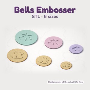 Pode incluir: Seis estampadores circulares de vários tamanhos com um design de sinos. O texto "Bells Embosser STL · 6 sizes" aparece no topo e "Digital render of the actual STL files" na parte inferior. Os discos são verde-claro, rosa, roxo e bege.