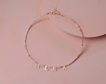 Collar de piedras preciosas de ópalo rosa con letras de perlas / collar inicial / collar de nombre / collar de nombre / collar de nombre personalizado / Truebirdco