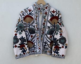 Chaqueta de mujer con bordado Suzani, chaqueta floral Kantha, abrigo Kantha vintage hecho a mano, chaqueta kimono de diseñador para niñas, regalos de bomber boho