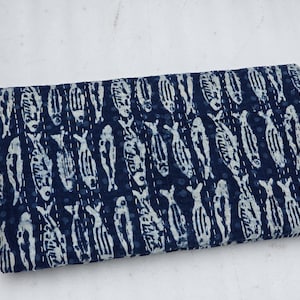Couvre-lit réversible en coton Indigo Fish Kantha Quilt cousu main