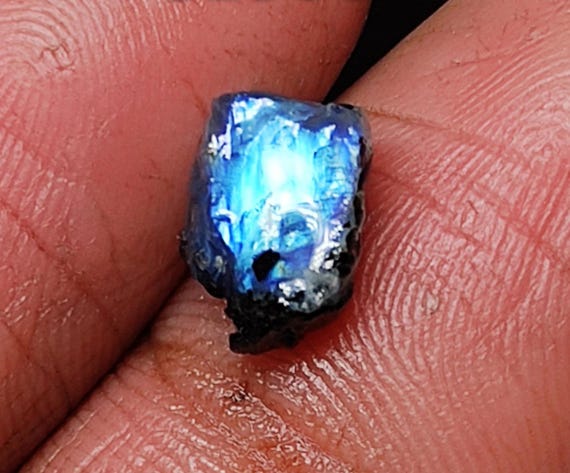 Select Stone Rare Multi Flashy Moonstone Raw Rough Rock Stone Designer Blue Flashy Moonstone Rough Gemstone For Ring Pendant Jewelry GV2-1