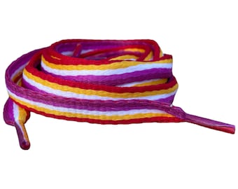 Könnte beinhalten: Ein Paar rot, gelb, weiß und violett gestreifte Schnürsenkel. Die Schnürsenkel sind zusammengerollt.
