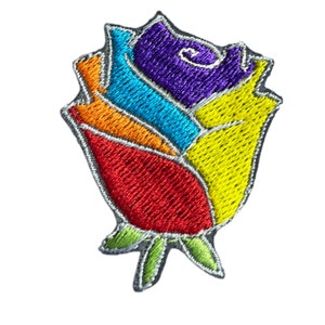以下が含まれることがあります： 虹色の刺繍が施されたアイロン接着パッチで、バラの形をしています。バラは、赤、オレンジ、黄、青、紫の虹色の5枚の花びらでできています。バラには緑色の茎と葉があります。