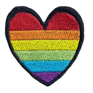 Op de afbeelding: Regenboogvormige geborduurde patch in de vorm van een hart met rode, oranje, gele, groene, blauwe, indigo en violette strepen.