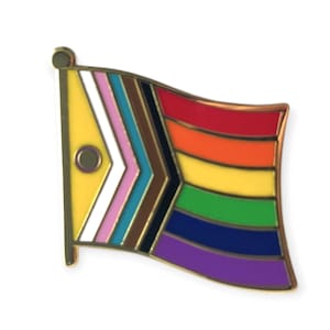 Pode incluir: Um alfinete de esmalte dourado em forma de bandeira a ondear. O design da bandeira incorpora a bandeira Progress Pride, apresentando um campo amarelo com um círculo, um galão branco e rosa e listras em várias cores, incluindo vermelho, laranja, amarelo, verde, azul e roxo.