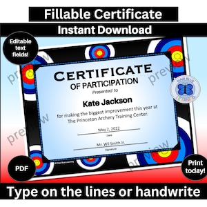 Puede incluir: Un certificado de participación azul y blanco con un fondo negro y gráficos de diana rojo, blanco y azul. El certificado dice "Certificado de participación" y se entrega a "Kate Jackson" por lograr la mayor mejora este año en "The Princeton Archery Training Center". La fecha es el 2 de mayo de 2022 y la firma es "Mr. Will Smith Jr.".