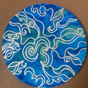 Pu&ograve; includere: Un dipinto rotondo blu e bianco con un motivo a spirale. Il dipinto &egrave; su tela e ha un bordo bianco.