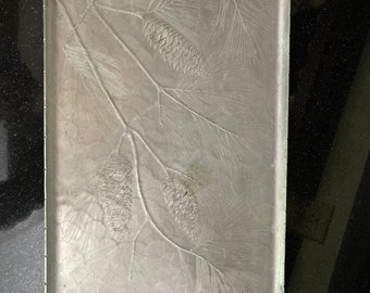 MCM Wendell August Hand gehämmertes Aluminium Tablett mit Kiefernzapfen Motiv #215