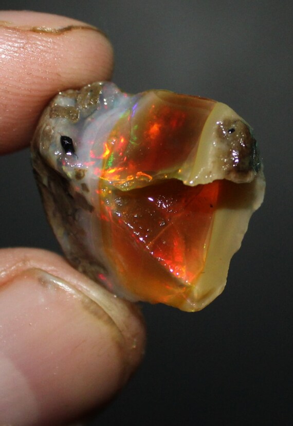 大粒エチオピア　クリスタルオパール　マルチカラー　原石　126ct 乾燥品　植物入り？ オパール原石 大粒 オパール原石、天然オパール原石、大粒オパール原石