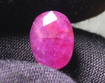 Rubis, pierre précieuse rubis rouge, rubis naturel, pierre précieuse rubis rouge, origine africaine, rubis taille ovale, rubis ovale à facettes, pierre précieuse 3,90 ct
