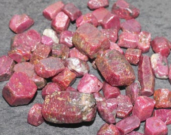 ROBIJN, ruw robijn, ruw kristal, recordhouderkristal, zeshoekige robijnen, geboortesteen, ruwe robijnsteen, korund, edelsteen, natuurlijke kristallen