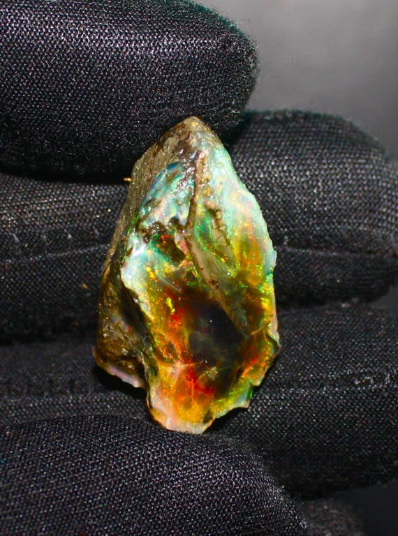 プレシャスオパール 原石 虹　ジュエリー　グレード　エチオピアウェロ産　鉱物標本 プレシャスオパール 原石 虹 ジュエリー グレード エチオピア
