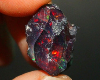 Äthiopischer schwarzer Opal roh, AAA-Multi-Fire-roher schwarzer Opal-Kristall, Welo-Feuer-auffälliger schwarzer Opal-loser Edelstein, natürliche Kristalle 12,40 cts