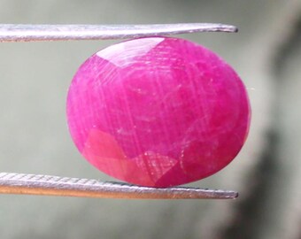 Robijn, edelsteen rode robijn, natuurlijke robijn, kostbare rode robijnsteen, Afrikaanse oorsprong, ovaal geslepen robijn, ovale gefacetteerde robijn, kostbare edelsteen 8,20 kt