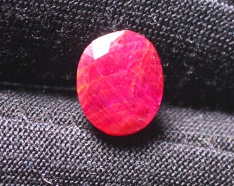 Robijn, edelsteen rode robijn, natuurlijke robijn, kostbare rode robijnsteen, Afrikaanse oorsprong, ovaal geslepen robijn, ovale gefacetteerde robijn, kostbare edelsteen 3,70 kt
