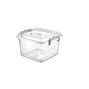 Pode incluir: Um recipiente de armazenamento de plástico transparente com tampa e duas alças. O recipiente é quadrado e tem uma superfície lisa.